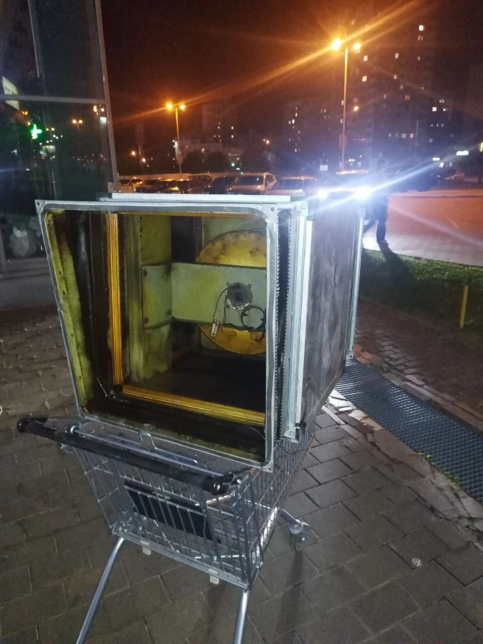 Снятый кухонный вентилятор в корпусе на чистку